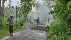 Diduga Cari Alasan Faktor Alam, Kontraktor Aspal Lakukan Perbaikan Hasil Kerjanya Yang Rapuh Di musim Hujan