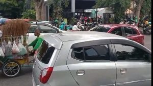 Salah Satu Pengusaha Di Kota Probolinggo Seperti Raja, Mereka Hiraukan Rambu-rambu Larangan Parkir. Ke mana Para Petugas..????