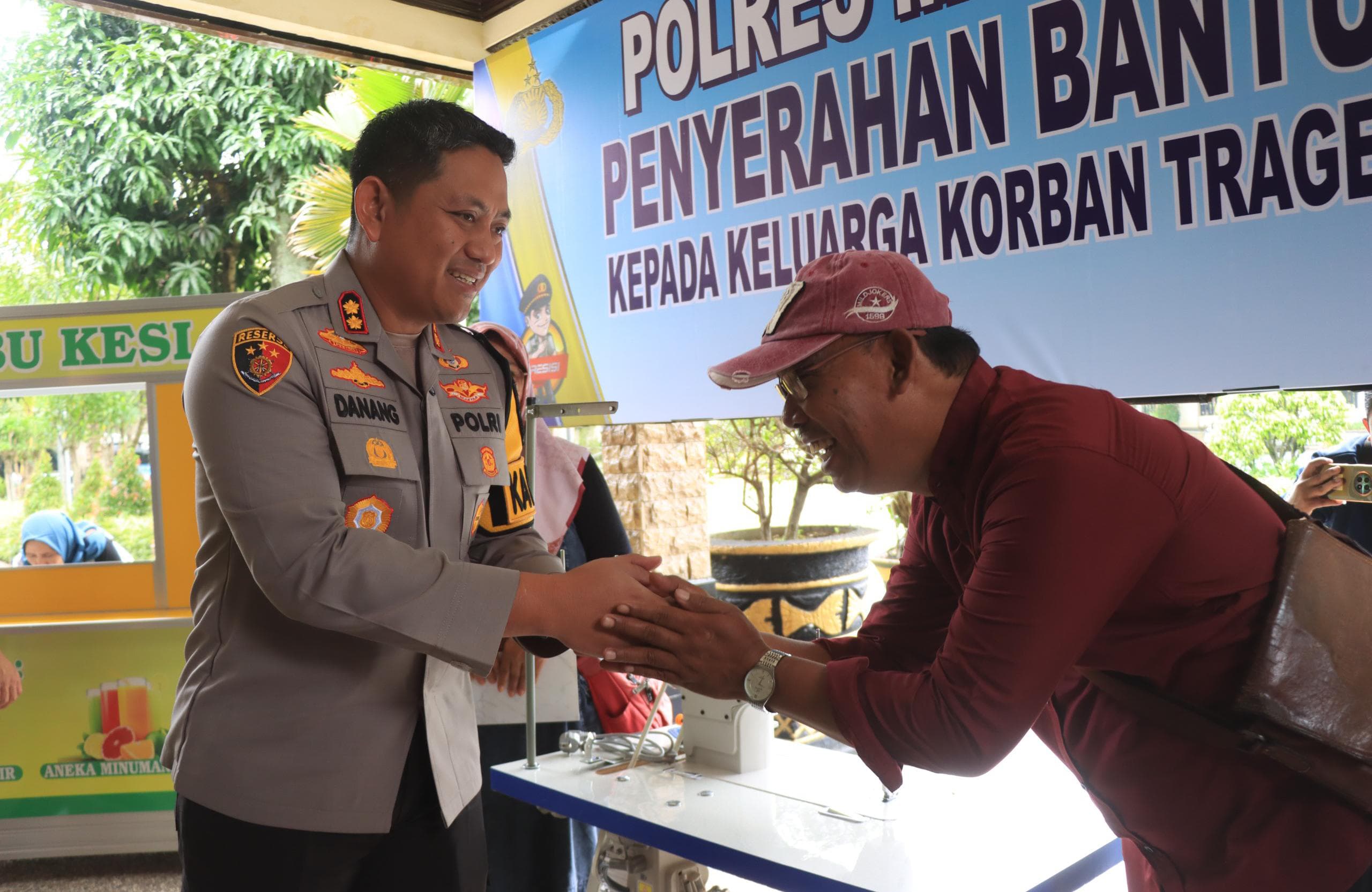 Dukung Pemulihan Ekonomi, Polres Malang Beri Modal Usaha Untuk Keluarga Korban Kanjuruhan