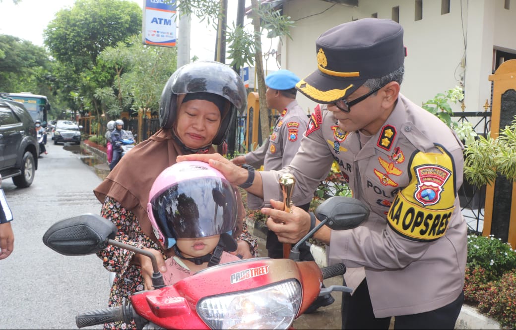 Operasi Keselamatan Semeru, Polres Trenggalek Bagi-bagi Helm Gratis