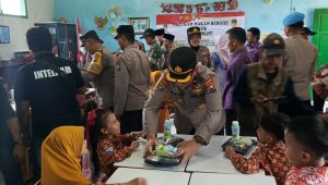 Dukung Program Presiden, Polres Gresik Gelar Makan Bergizi Gratis di UPT SDN 229 Menganti Gresik
