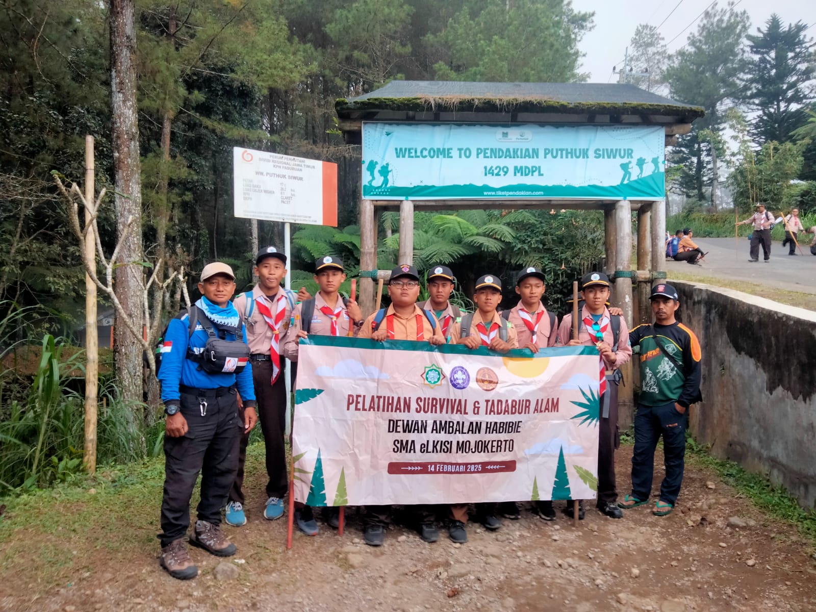 Tadabur Alam Pramuka ELKISI: Santri Ditempa Kemampuan Survival, Fisik, dan Mental