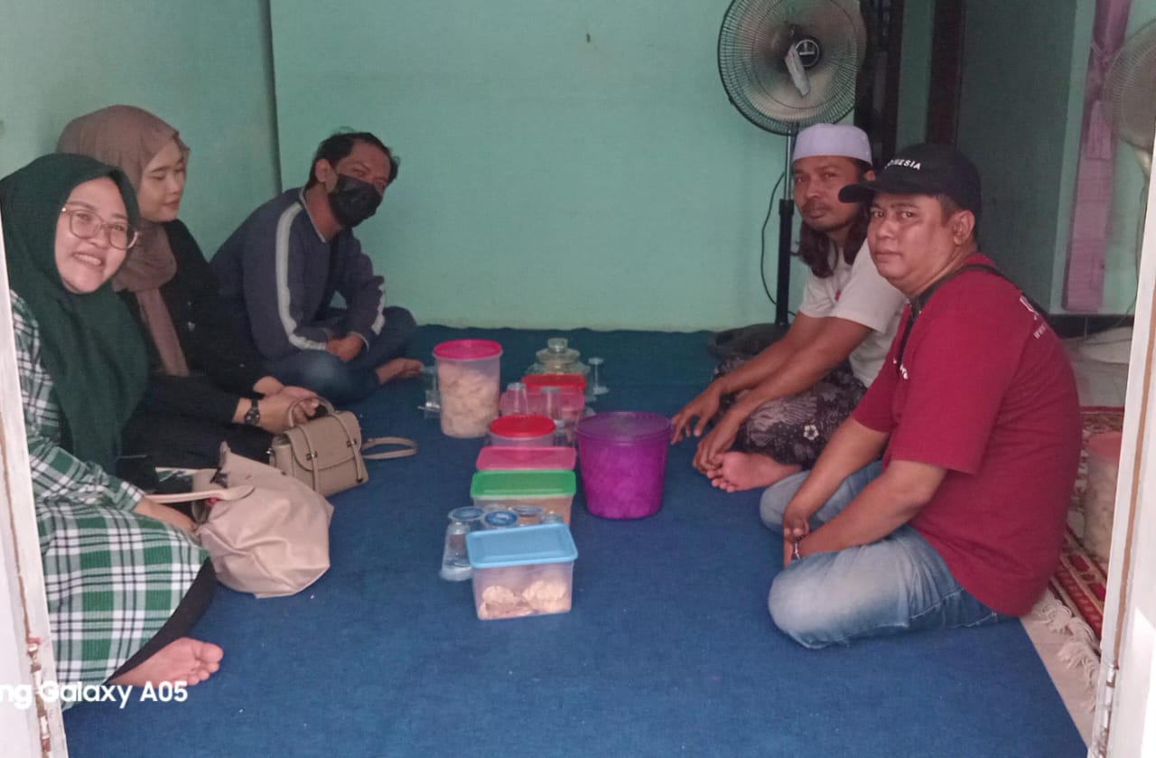 Hj. Fauzima SE ,Komisaris PT UPG, Diwakili Dua Putrinya Takziah Ke Rumah Duka Di Jorongan  