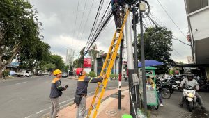 Sinergi PLN Icon Plus dan Pemkot Surabaya Tertibkan Kabel Optik Ilegal untuk Jaga Estetika Kota dan Keandalan Jaringan
