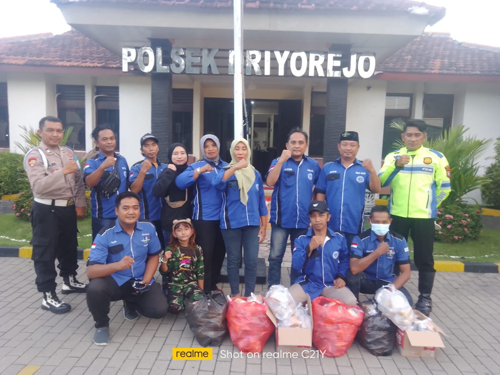 Garda Driyorejo Bersatu dan Polsek Driyorejo Bagikan Takjil untuk Pengguna Jalan