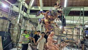 Bhabinkamtibmas Kedonganan Sambangi Lokasi Pengerjaan Ogoh-Ogoh, Beri Himbauan Keamanan