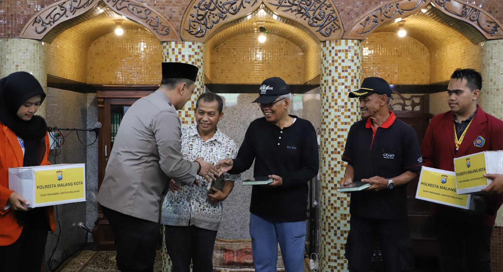 Baksos Polri Presisi Polresta Malang Kota Bersama Mahasiswa Bersihkan Masjid Hingga Beri Bantuan Sembako