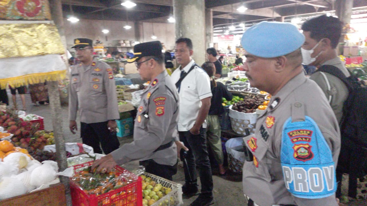 Kapolsek Mengwi Cek Harga Bapokting di Pasar Mengwi