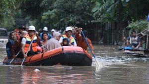 Di Bulan Ramadhan 1446 H, PLN Kontrol Keamanan Kelistrikan, Bantu Evakuasi Warga di Tengah Banjir Bekasi