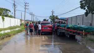Drama Panjang Banjir di Jalur Sumput: Puluhan Truk Fuso dan Dam Besar Terpaksa Bermalam