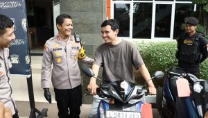 Senyum Menular Kapolres Gresik di Bulan Ramadhan, Saat Menyerahkan Motor Indrajit Yang Pernah Dicuri
