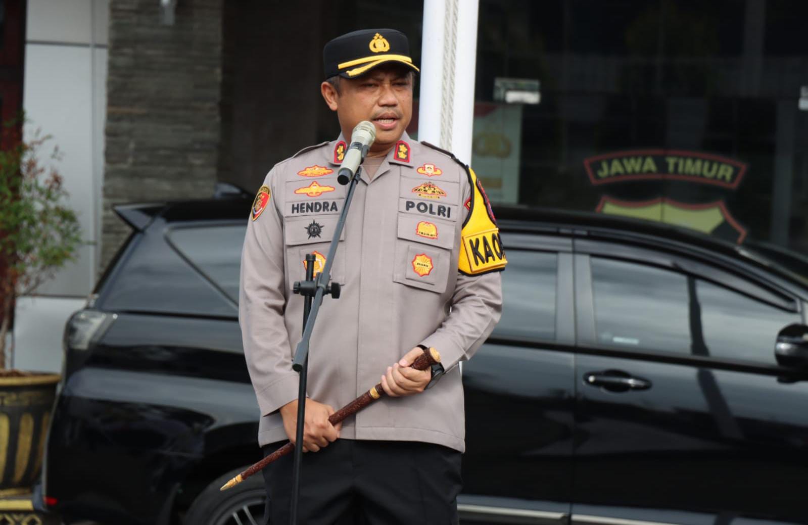 Polres Pamekasan Pasang Stiker “Mudik Aman Keluarga Nyaman dan Hotline Layanan Polri Kepada Armada Bus Angkutan Mudik