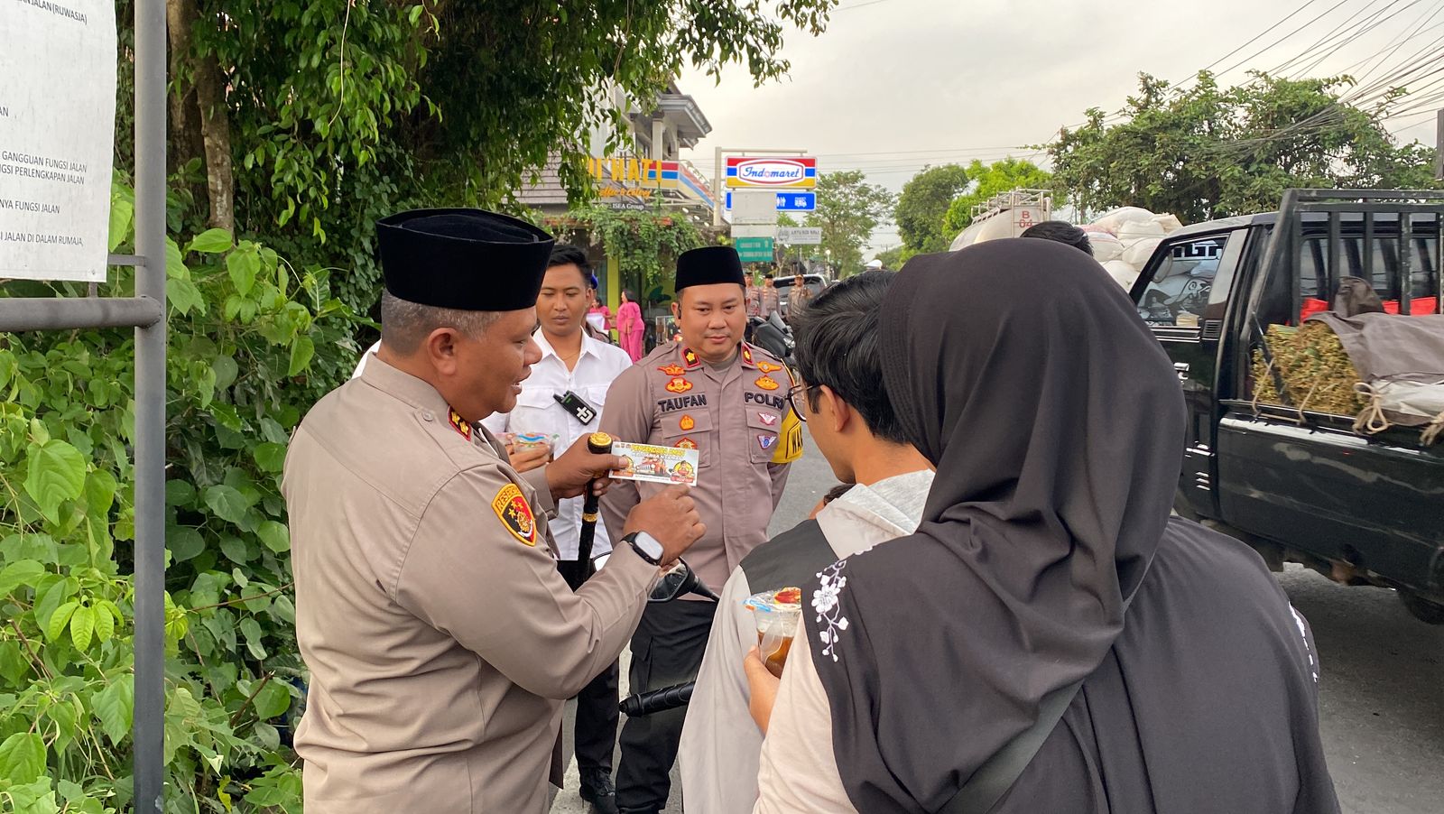 Sambil Berbagi Takjil di Bulan Ramadan, Polres Badung Bersama Bhayangkari Sosialisasikan Layanan Polri 110 kepada Masyarakat