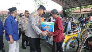 Ramadhan Berkah Polres Kediri Bersama PWI Berbagi Ratusan Paket Sembako