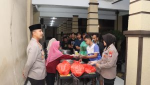 Warga Antusias Ikut Sahur Bareng Polisi yang Digelar Polres Kediri Kota
