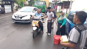 AWPR Probolinggo Bagikan Ratusan Takjil Ramadhan untuk Pengguna Jalan