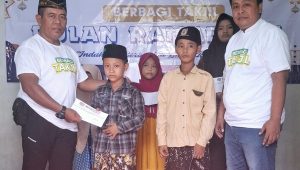 Ramadan Penuh Berkah: Media Metrosurya.com Berikan Santunan Anak Yatim dan Bagi Bagi Takjil