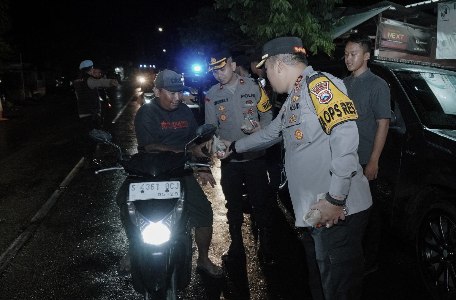 Kapolres Jombang Jadi Imam Safari Kultum Subuh Dan Turut Bagi Makan Sahur Gratis Untuk Masyarakat