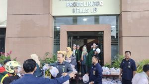 Berkah Ramadhan, Pengadilan Agama Probolinggo Kelas 1B Laksanakan Bagi Takjil Kepada Pengguna Jalan