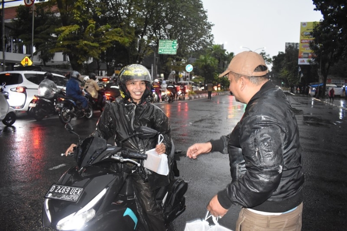 PWI Kota Bandung Tebar Kebaikan, 300 Paket Takjil Dibagikan di Tengah Hujan