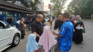 PWI Pokja Kota Bandung dan IKWI Rutin Bagikan Takjil, Wujud Nyata Wartawan untuk Umat