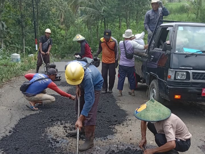 Masyarakat Apresiasi Kinerja Dinas PUPR Rutin Lakukan Pemeliharaan Ruas Jalan Tugu- Nyawangan, Tulungagung.