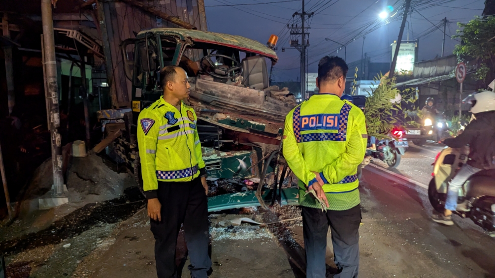 Truk Tronton Tabrak Beruntun di Driyorejo, Satu Tewas dan Dua Luka-Luka