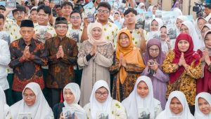 Banyak Murid SMA Khadijah Diterima PTN Tanpa Tes, Gubernur Khofifah Bersyukur Hingga Bagikan Buku Hadratusy Syech KHM. Hasyim Asy’ary