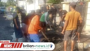 Paska Insiden Kecelakaan Di Jalan Kabupaten Probolinggo, PEMDES Widoro Tambal Jalan Berlubang Bersama Masyarakat Menggunakan Dana Swadaya