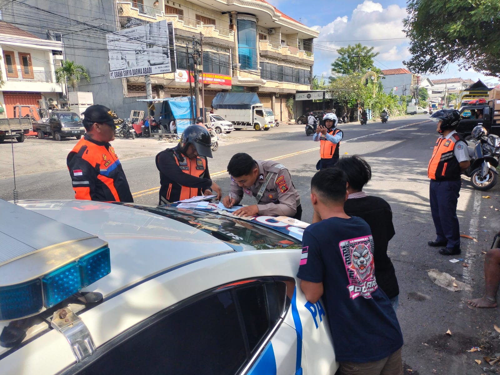 Satlantas Polresta Denpasar Tertibkan Parkir Liar di Jalan Cargo, Tiga Truk Kena Tilang
