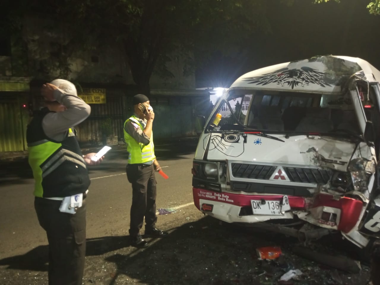 Tabrak Belakang Bus, Travel jaya makmur,Di Jalan A.Yani bangil 4 Penumpang Luka-Luka