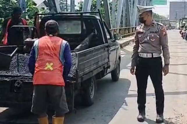 Kemacetan Panjang di Simpang 4 Legundi Driyorejo, Gresik: Sambungan Jembatan Rusak Jadi Pemicu