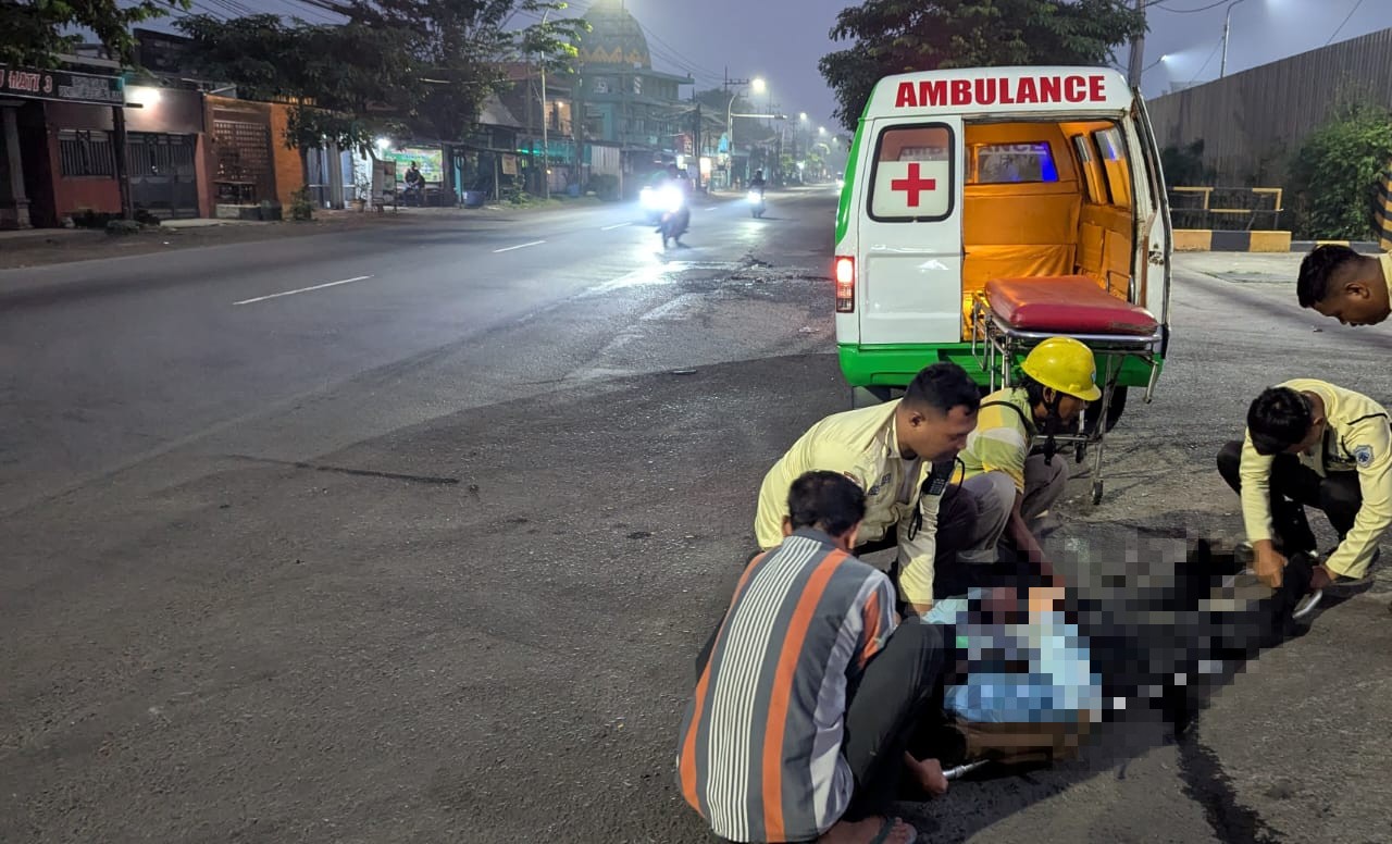 Jalan Berlubang Bahayakan Pengendara, Pemotor Wanita di Driyorejo Dilarikan ke RS
