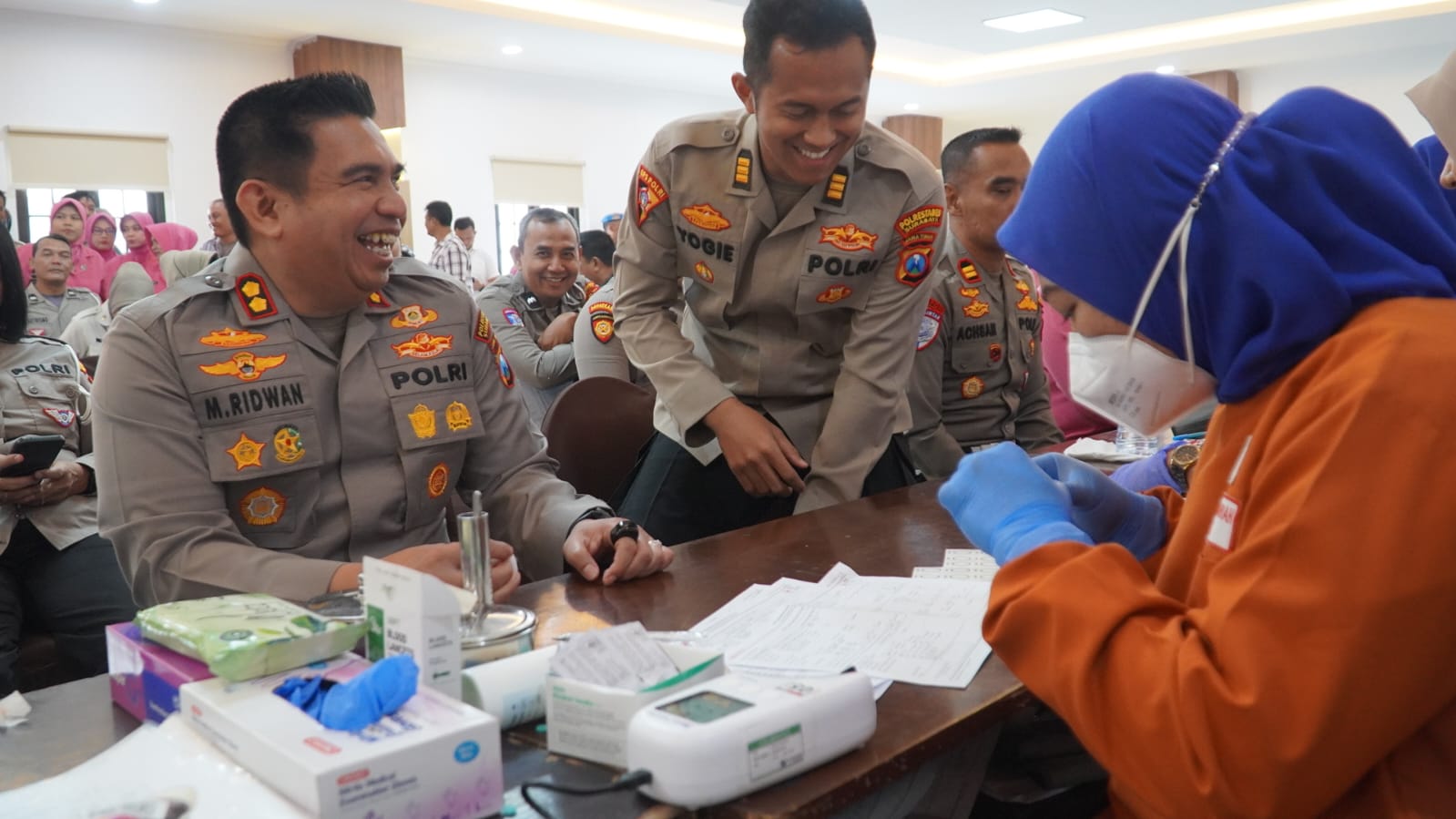 Bersama Bhayangkari, Anggota Polrestabes Surabaya Antusias Donor Darah Sambut HUT Bhayangkara ke-79