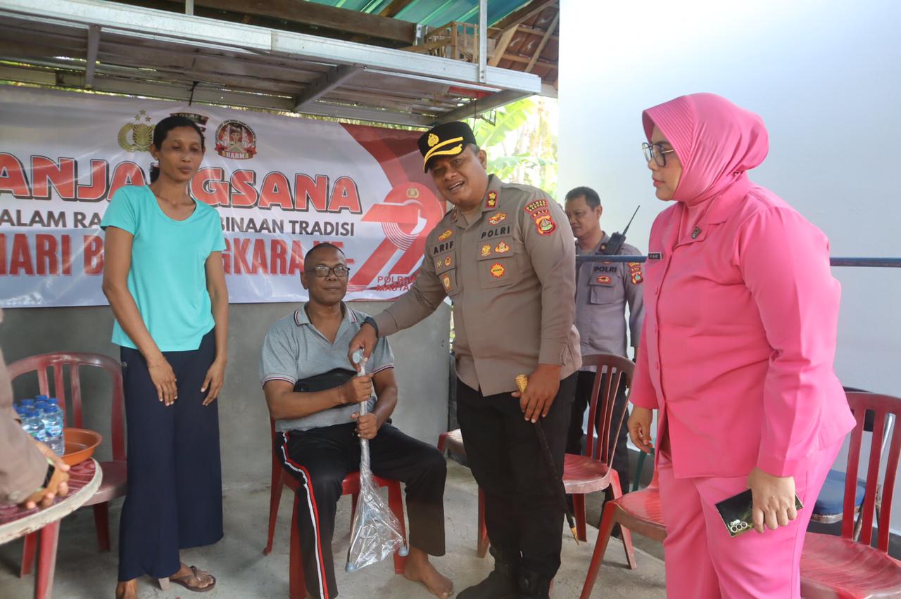 Anjangsana Hari Bhayangkara ke-79, Kapolres Badung & Ketua Bhayangkari Cabang Badung Sambangi Anggota yang Tengah Sakit