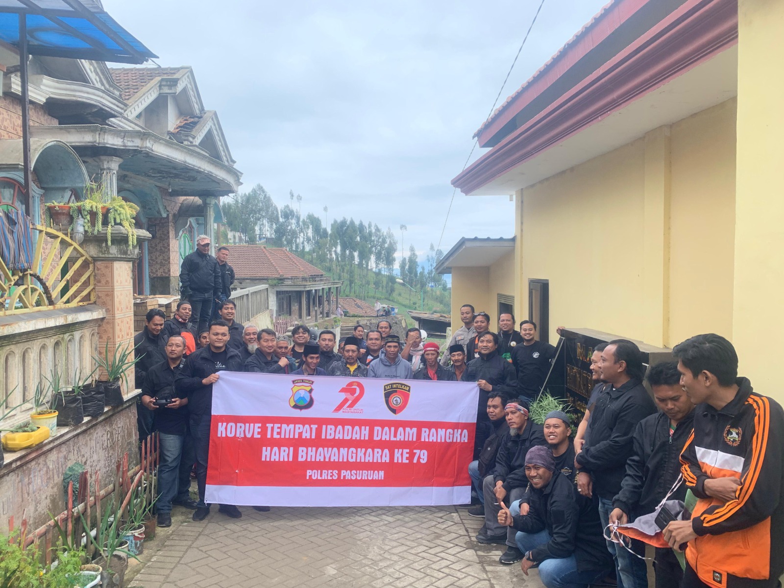 Sat Intelkam Polres Pasuruan Gelar Bakti Sosial Bareng Suporter Sakera Mania di Tosari