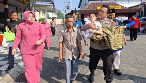 Polres Blitar Gelar Khitan Massal Salurkan Bansos untuk Anak Yatim Piatu dan Difabel di Hari Bhayangkara ke – 79