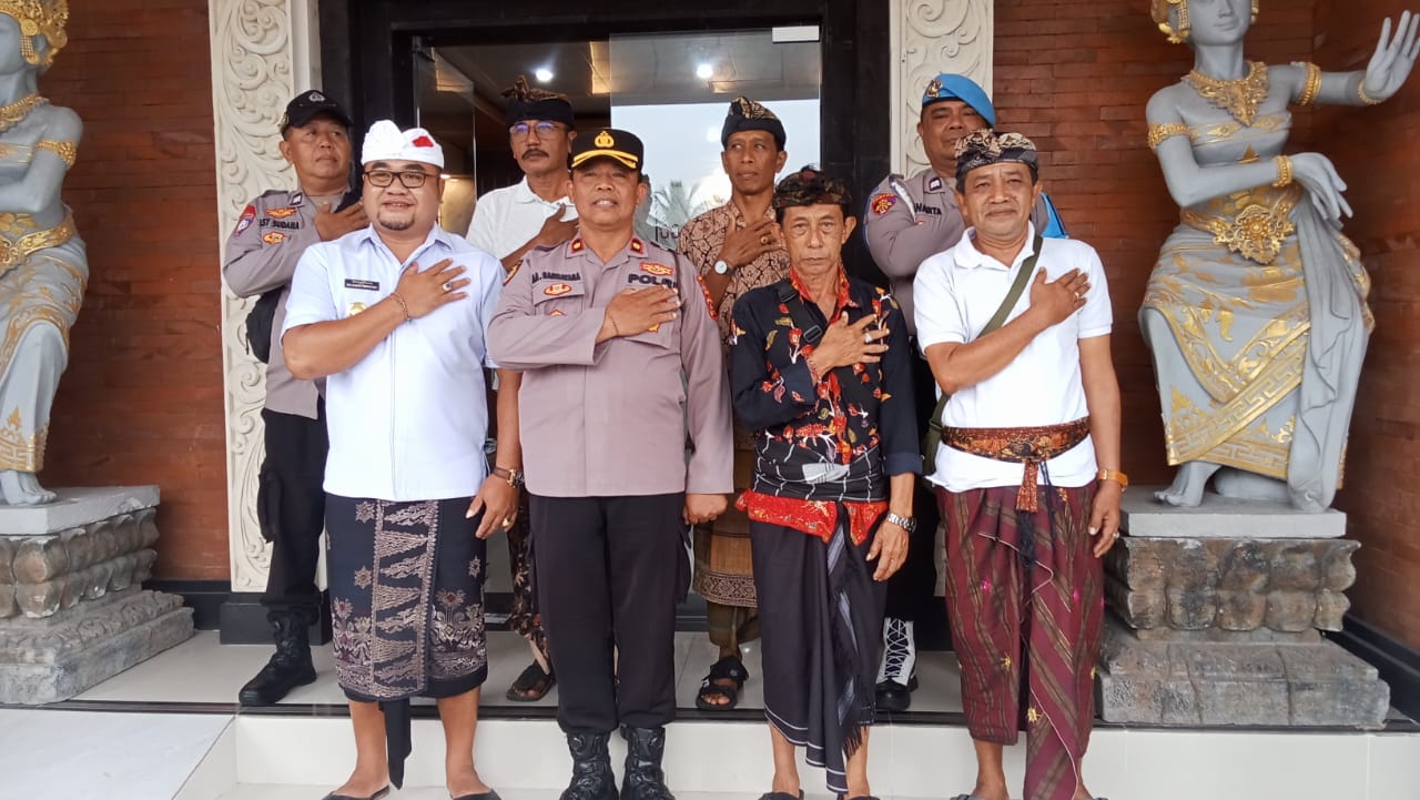 Jalin Kemitraan Kapolsek Mengwi Dor to Dor Sambangi Kantor Desa