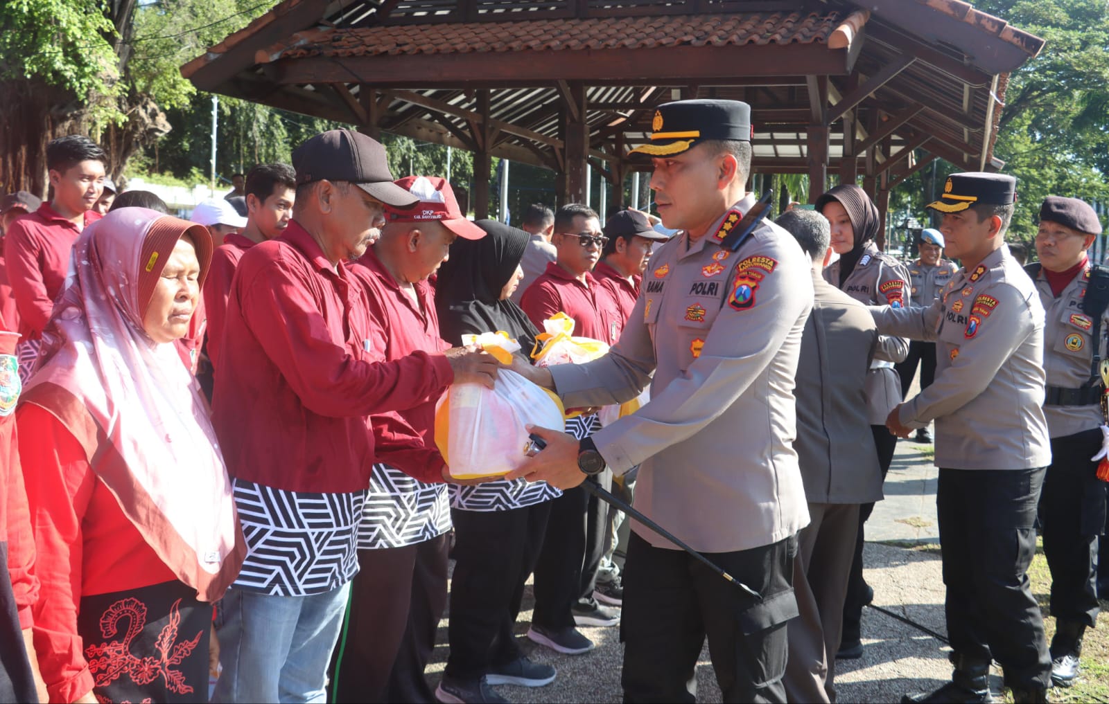 Polresta Banyuwangi Salurkan 1.500 Paket Sembako Jelang Hari Bhayangkara ke-79