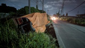 Evakuasi Belum Jalan, Truk Terguling di Sumput Malah ‘Menarik Perhatian’