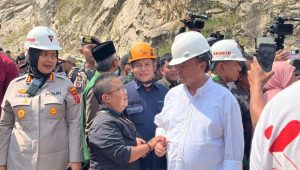 Warga Haru Terima Bantuan BAZNAS di Lokasi Longsor Gunung Kuda