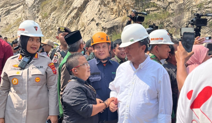 Warga Haru Terima Bantuan BAZNAS di Lokasi Longsor Gunung Kuda