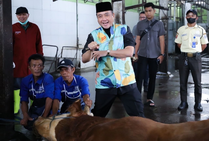 Erwin Sembelih Sapi Kurban dari Presiden RI dan Wali Kota Bandung di Hari Tasyrik Kedua