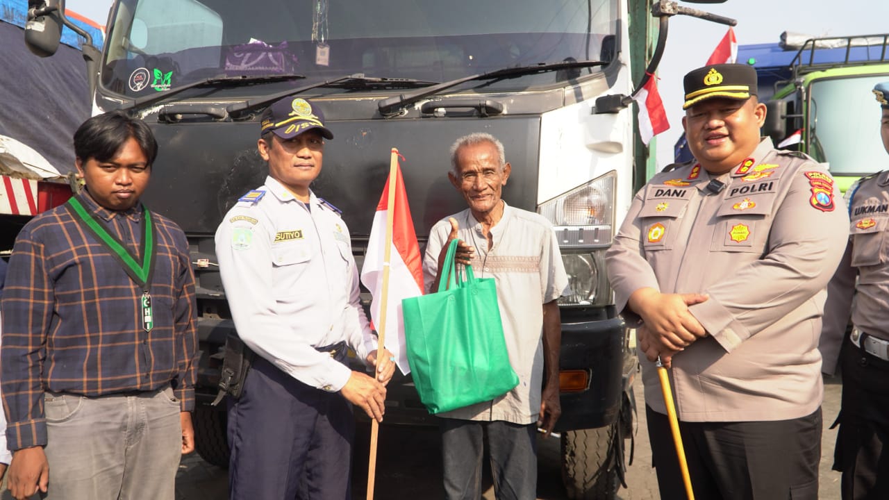 Jelang HUT RI ke-80 Polres Pasuruan Gandeng Mahasiswa, LSM, dan Media Bagikan 500 Bendera untuk Supir Truk dan warga perumahan