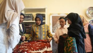 Semarak HUT Kemerdekaan ke-80 RI, Istri Menteri Sosial Apresiasi Pemberdayaan Disabilitas Mitra Binaan TJSL PLN di Aora Wistara Surabaya