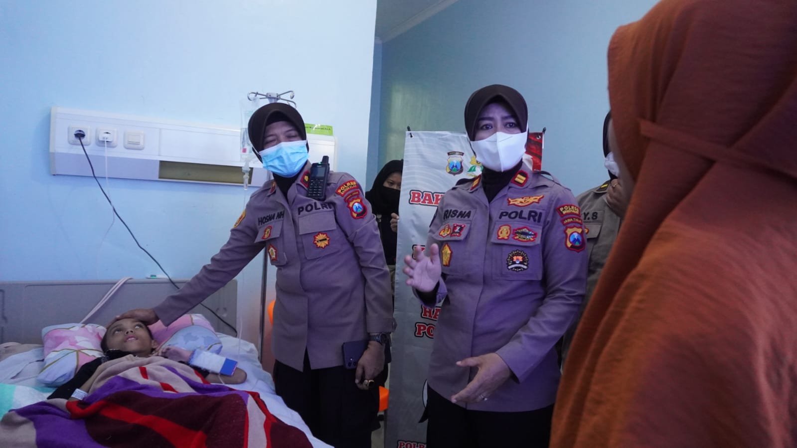 Sambut Hari Ulang Tahun Polwan ke-77, Wakapolres Bangkalan Kunjungi Masyarakat yang Sakit