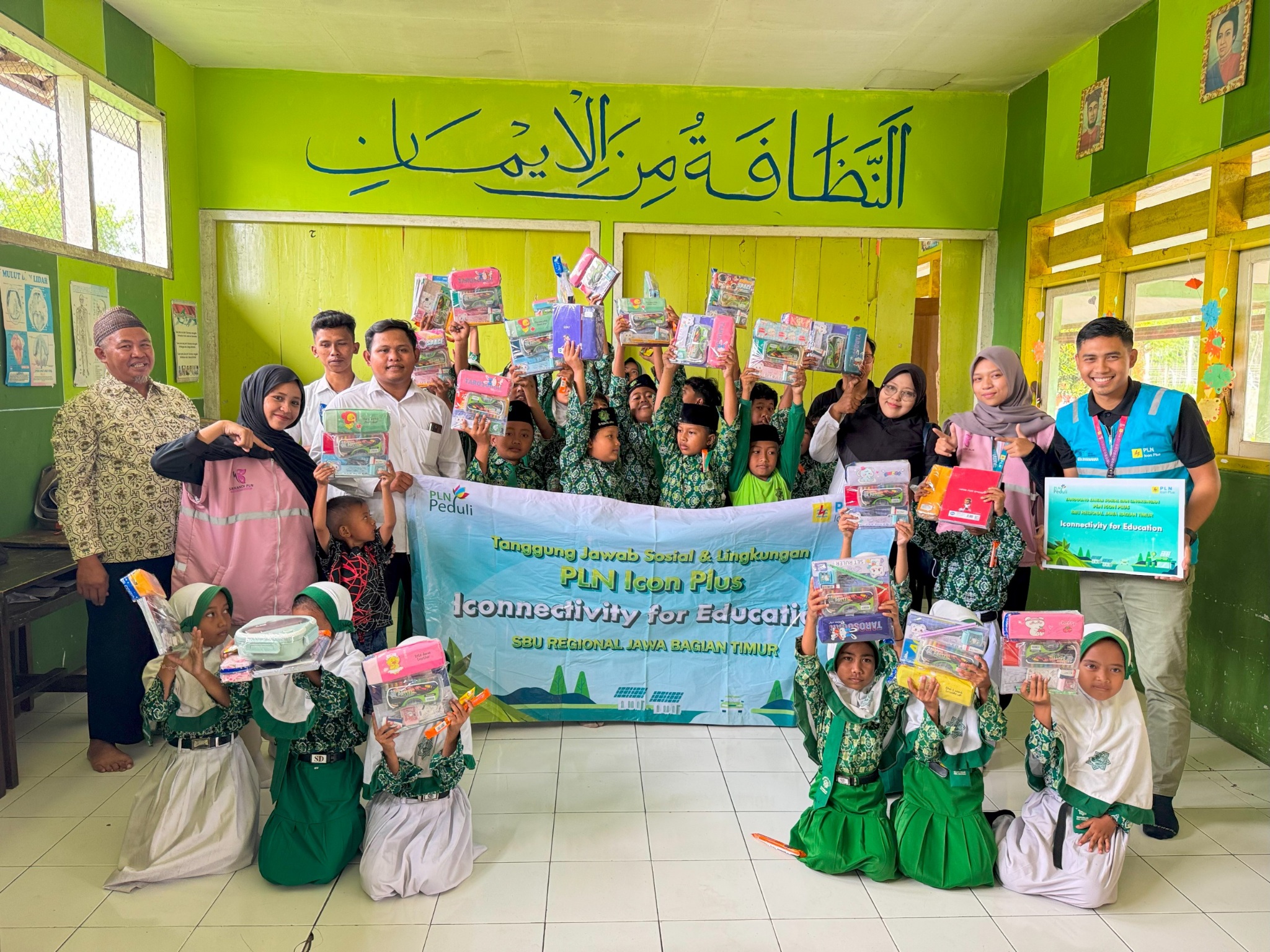 PLN Icon Plus Jatim Wujudkan Kepedulian Pendidikan dan Tebar Kebahagiaan untuk Siswa SD Islam Roudlotul Jannah Lumajang