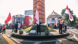 Ribuan Warga Bandung Khidmat Ikuti Gerakan 3 Menit untuk Indonesia