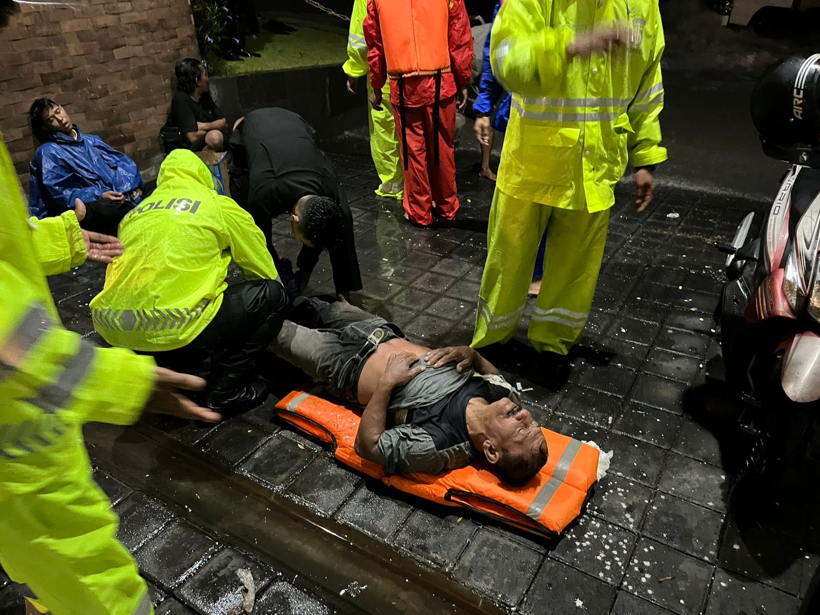 Denpasar Badung Dikepung Banjir Polda Bali Dan Jajaran Evakuasi Korban