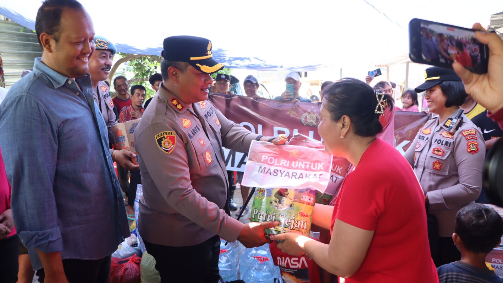Hadir di Tengah Warga, Polres Badung Salurkan Bantuan untuk Korban Banjir dan Longsor di Tiga Titik